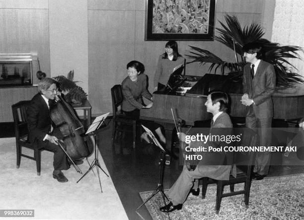 Empereur Akihito au violoncelle, l'Impératrice Michiko au piano et leurs enfants, le Prince héritier Naruhito au violon, le Prince Fumihito et la...