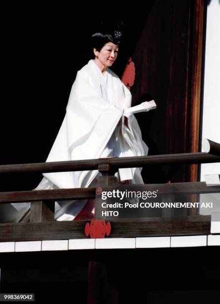 Michiko quittant le sanctuaire Kashiko-dokoro au Palais, avant la cérémonie de l'intronisation le 12 novembre 1990 à Tokyo, Japon.