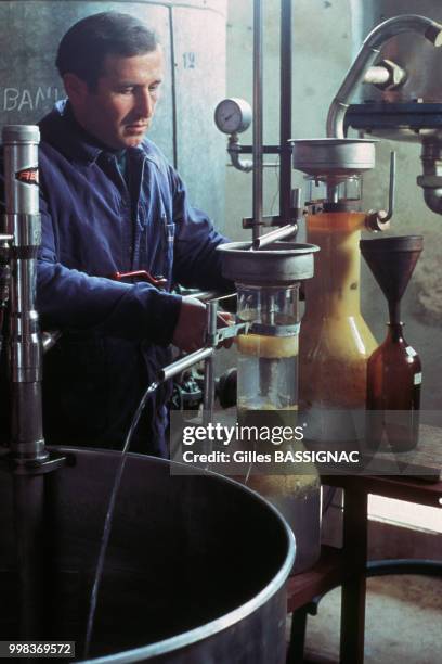 Distillerie de parfum Robertet, le 6 août 1988 à Grasse, France.