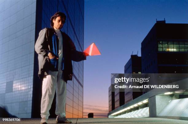 Jean-Michel Jarre à la Défense en attendant son concert le 3 juillet 1990, France.