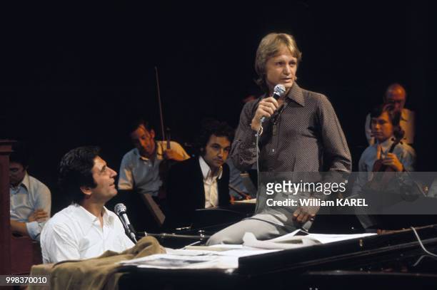 Claude François et Gilbert Bécaud à la télévision le 14 septembre 1974 à Paris, France.