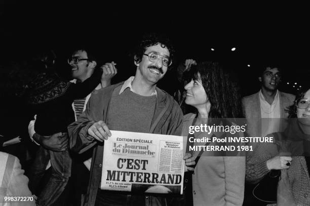 Partisans de François Mitterrand fêtant sa victoire Place de la Bastille le 10 mai 1981, Paris, France.