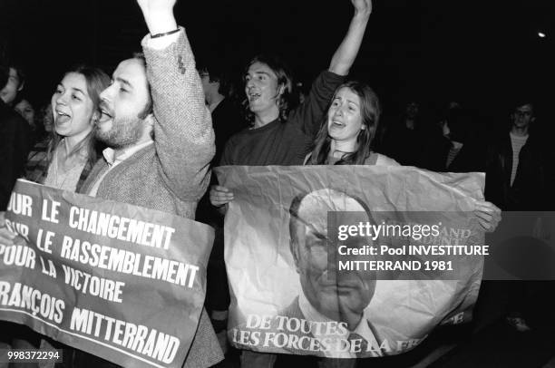 Partisans de François Mitterrand fêtant sa victoire Place de la Bastille le 10 mai 1981, Paris, France.