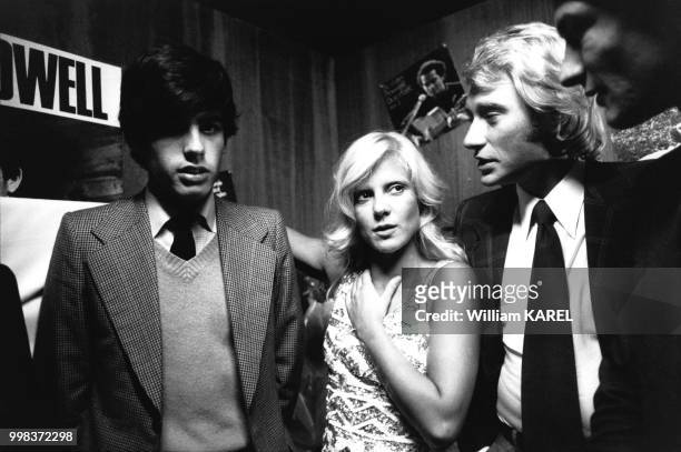 Henri Giscard d'Estaing accompagné de Sylvie Vartan et Johnny Hallyday le 28 septembre 1974 à Paris, France.