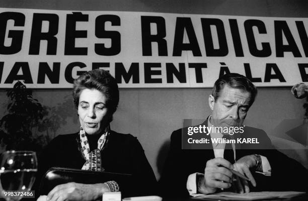 Les politiciens Françoise Giroud et Jean-Jacques Servan-Schreiber, lors d'un congrès du parti Radical-Socialiste en janvier 1975 à Bagnolet en...