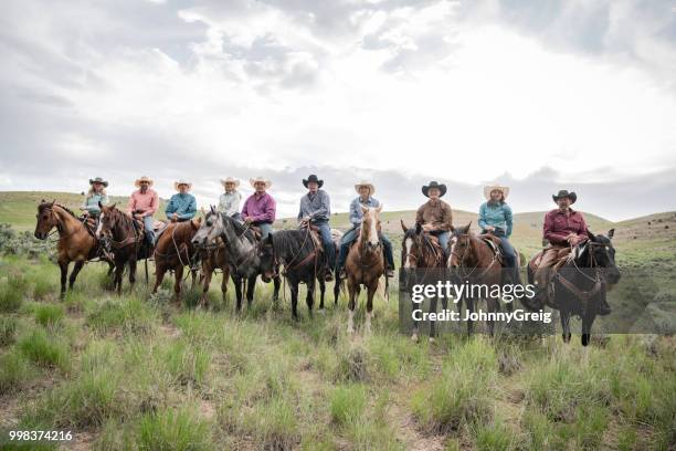 grupo de vaqueras y vaqueros a caballo en una fila - johnny greig fotografías e imágenes de stock