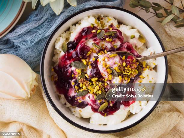 breakfast bowl of yogurt and quark - quark stockfoto's en -beelden