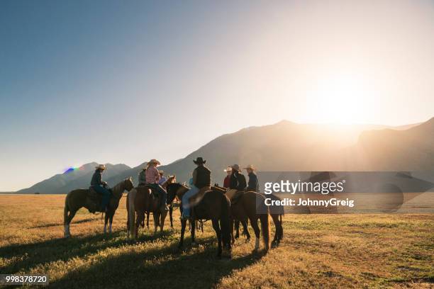 jinetes en caballos al amanecer - johnny greig fotografías e imágenes de stock