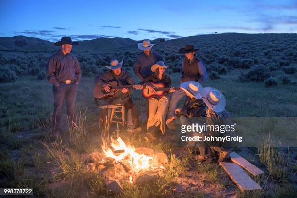 cowboys und cowgirls lagerfeuer singen - country and western music stock-fotos und bilder