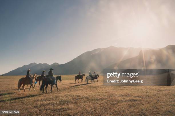 amerikanische reiter zu fuß in richtung berge in utah - johnny greig stock-fotos und bilder