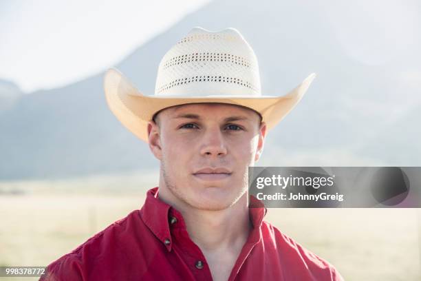 porträt des amerikanischen cowboys, blick in die kamera - johnny greig stock-fotos und bilder