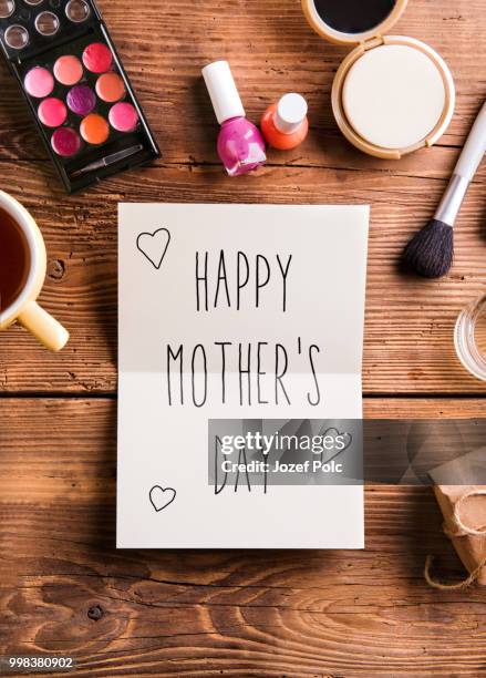mothers day composition. greeting card. beauty products. studio - tapezierbürste stock-fotos und bilder
