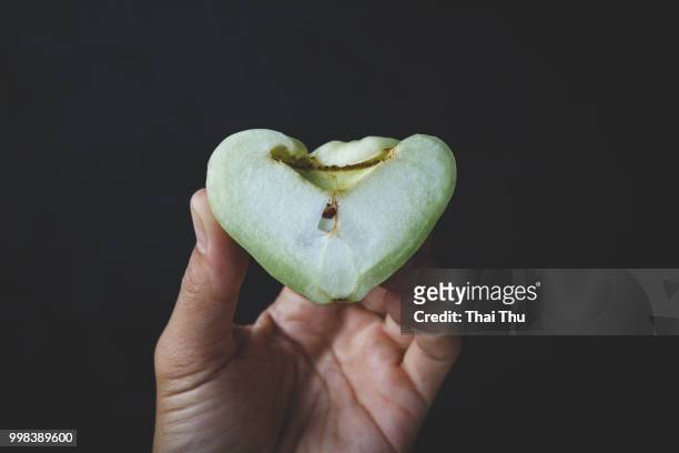 green heart- green mountain apple - red delicious stockfoto's en -beelden