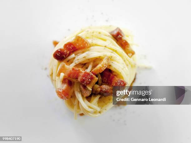 spaghetti alla carborara - pasta al pomodoro foto e immagini stock