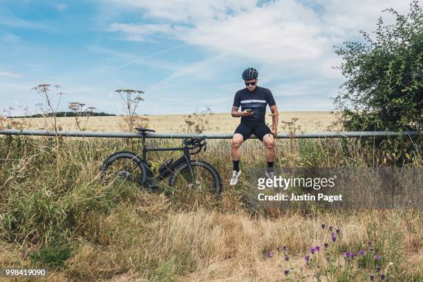 cyclist taking a break in the countryside - taking a break 個照片及圖片檔