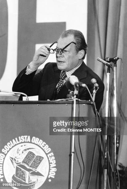 Discours de Willy Brandt, Président de l'Internationale Socialiste, à la tribune du congrès du parti socialiste ouvrier espagnol le 6 décembre 1976 à...