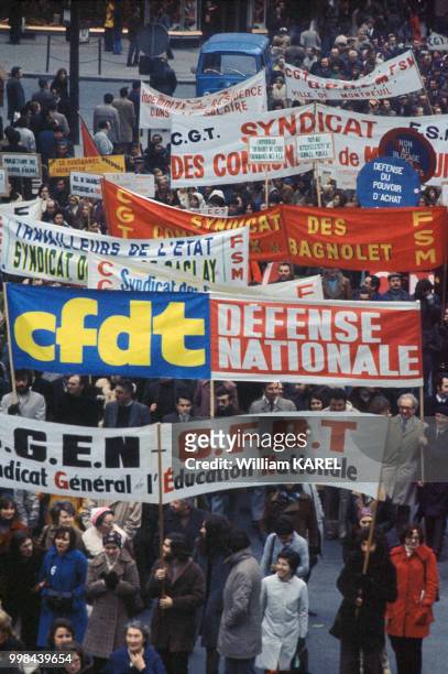 Cortège de manifestants et banderoles variées lors d'une manifestation pendant la grève générale le 19 novembre 1974 à Paris, France.