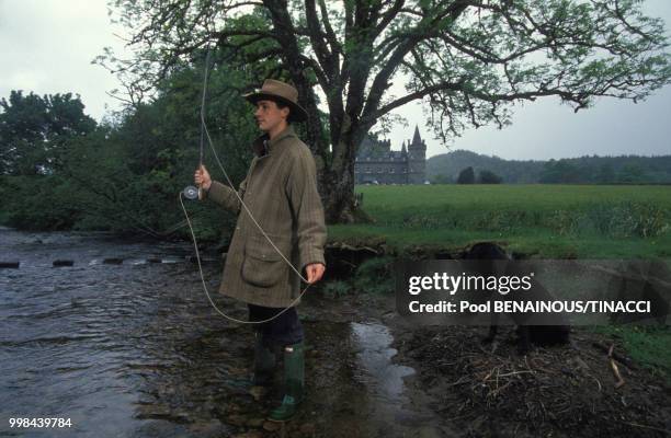 Ian Torquhil, marquis de Lorne, à la pêche au saumon près du château d'Inveraray en juin 1994 en Ecosse, Royaume-Uni.