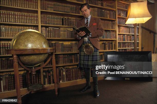 Le duc d'Argyll dans sa bibliothèque du château d'Inveraray, fief du clan Campbell, en juin 1994 en Ecosse, Royaume-Uni.