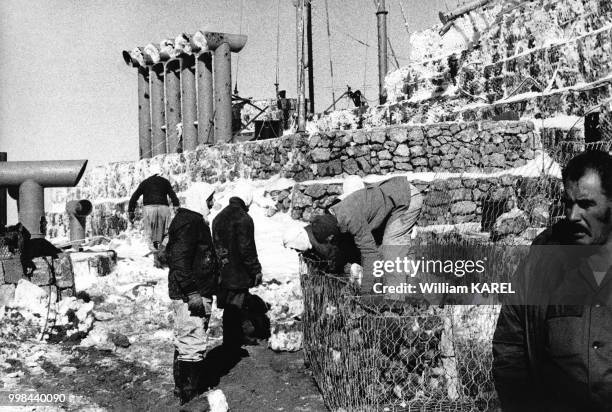 Les travailleurs arabes réparent sous la neige les fortifications du Mont Hermon en janvier 1974, dans le Golan, Israël.