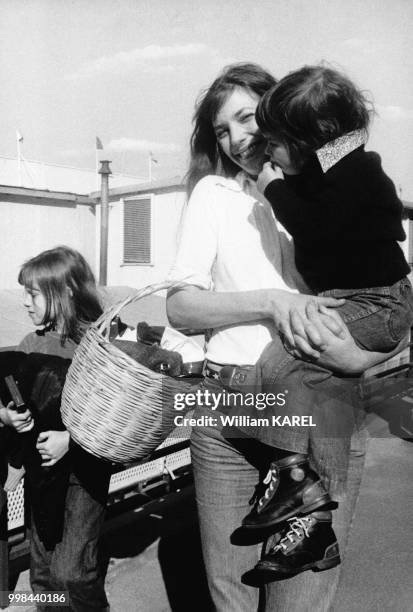 Jane Birkin avec ses deux enfants dans les années 1970 en France.