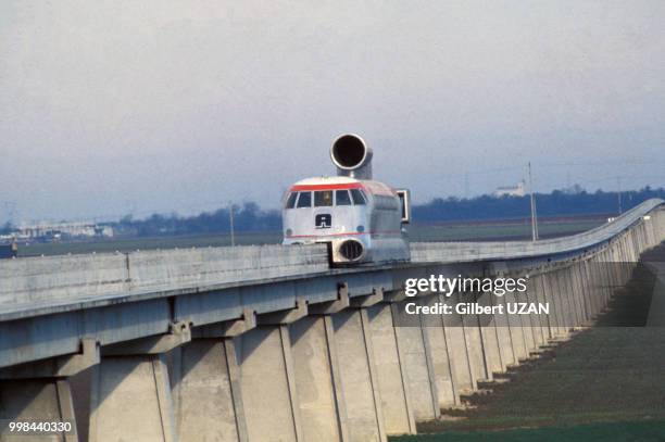 Aérotrain, véhicule à sustentation sur coussins d'air capable d'atteindre de grandes vitesses, dans la campagne, sur une ligne surélevée au début des...