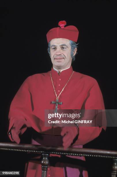 Portrait studio de Jean-Paul Belmondo en tenue de cardinal, France.