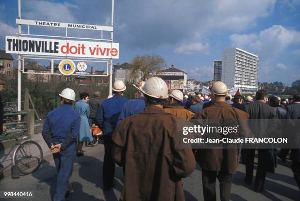 Manifestation des sidérurgistes qui ont organisés une marche de Thionville à Metz en Moselle le 5 avril 1977, France.