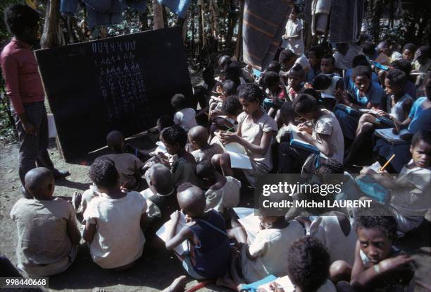 Des enfants réfugiés à cause de la sécheresse suivent les cours en plein air à Dessie, en mars 1974 en Ethiopie.