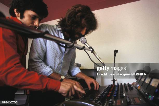 Animateurs de la Radio libre Cité Future associée au journal Le Monde en juin 1981 à Paris, France.