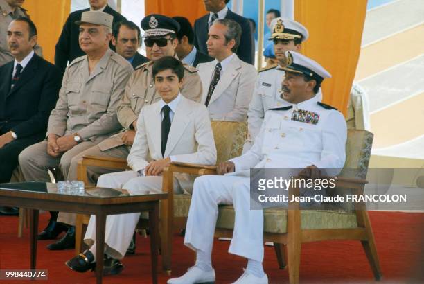 Le fils du shah d'Iran Reza Pahlavi au côté du président égyptien Anouar El Sadate lors de la réouverture du Canal de Suez le 5 juin 1975 en Egypte.