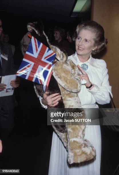 Margaret Thatcher se voit offrir un ours en peluche lors d'un meeting politique en octobre 1978 à Brighton, Royaume-Uni.