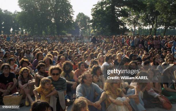 Foule assistant à une manifestation du MLF - Mouverment de libération des femmes - en 1973 à Vincennes, France.