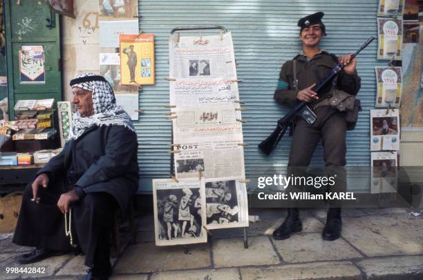 Soldat israélien en arme à côté d'un commerçant Palestinien pendant la période pré-électorale en décembre 1973 dans la vieille ville de Jérusalem,...
