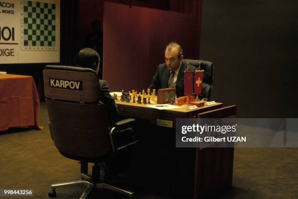 Anatoli Karpov jouant aux échecs contre Viktor Kortchnoï en 1981 à Merano, Italie.