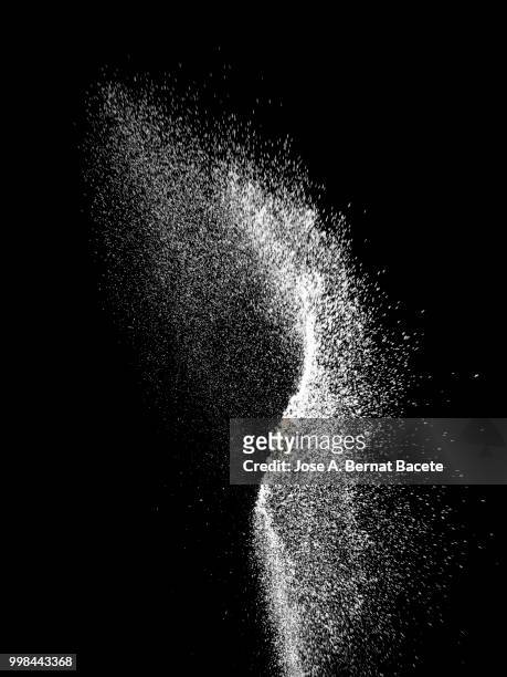 explosion by an impact of a cloud of particles of powder of color white on a black background. - bernat photos et images de collection