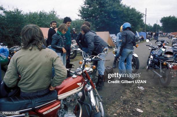 Jeunes motards dans les années 1980 en France.