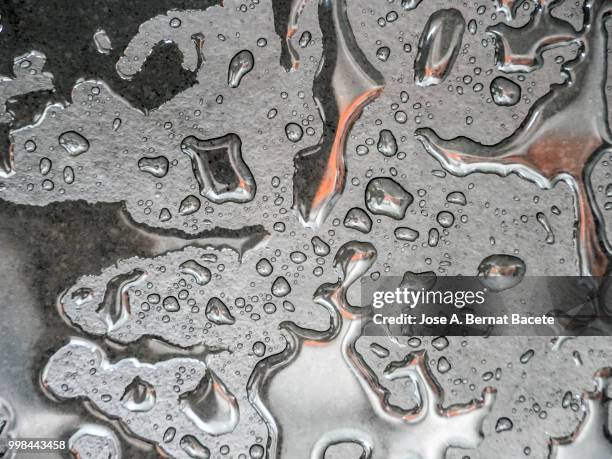 full frame of the textures formed by the bubbles and drops of water, on a smooth black background. - bernat stock-fotos und bilder