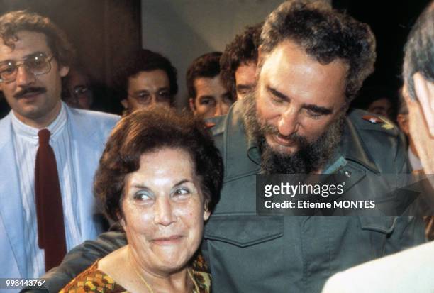 Fidel Castro et la veuve du président chilien Salvador Allende Hortensia Bussi le 23 juillet 1982 à La Havane, Cuba.