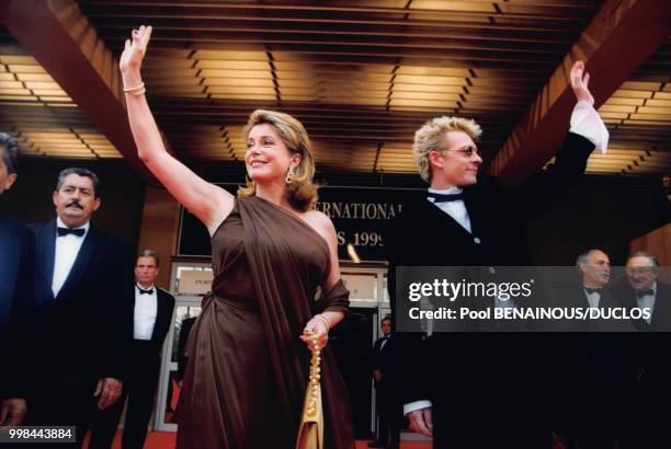 Catherine Deneuve et Guillaume Depardieu pendant la montée des marches du film 'Pola X' de Leos Carax lors du 52e Festival de Cannes le 13 mai 1999 à...