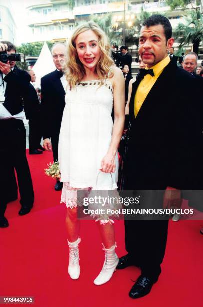 Julie Depardieu pendant la montée des marches pour le film 'Les Destinées sentimentales' d'Olivier Assayas lors du Festival de Cannes le 16 mai 2000...