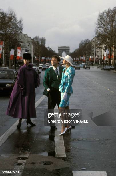 Le styliste russe Viatcheslav Zaitsev - ou Slava Zaitsev - entouré de manequins sur les Champs-Elysées le 25 janvier 1988 à Paris, France.