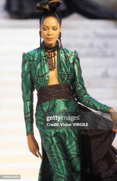 Défilé Carven Haute Couture Automne-Hiver 90-91 le 26 juillet 1990 à Paris, France.