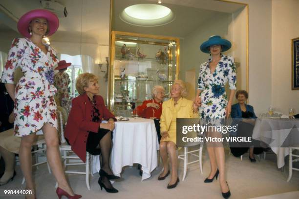 Bernadette Chirac avec Madame Carven - en jaune - le 12 avril 1991 à Paris, France.