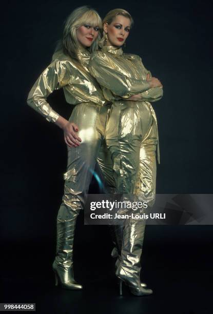 Le duo de chanteuses britanniques 'Blonde on Blonde', composé de Nina Carter et Jilly Johnson, lors d'une séance de photos à Paris, en France, en...