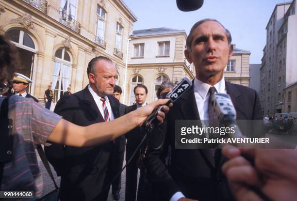 Charles Hernu remplacé par Paul Quilès au Ministère de la Défense le 20 septembre 1985 à Paris, France.
