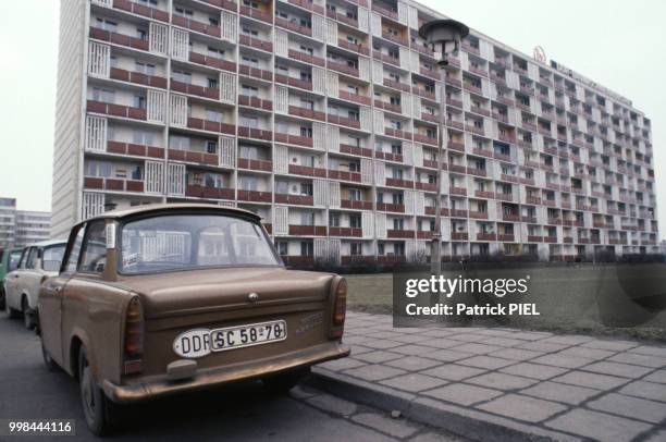 Trabants garées devant une barre d'immeuble à Leipzig en mars 1985, RDA.