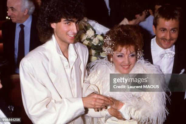 La chanteuse Gloria Lasso entourée de son mari Alexis de San Nicolas et de Bruno Carette le 17 avril 1988 en France.