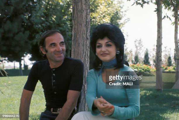 Charles Aznavour et la chanteuse iranienne Gougoush dans les années 70, France.