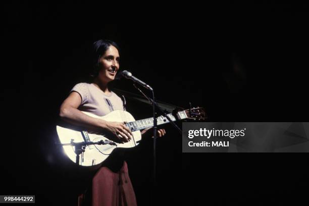 Joan Baez en concert en France, circa 1970.